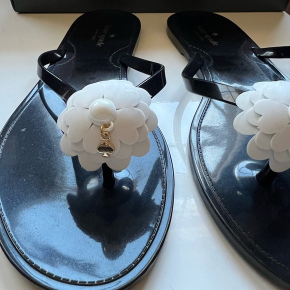 Kate Spade Black and White Sandals with Flower Decoration - Picture 4 of 5